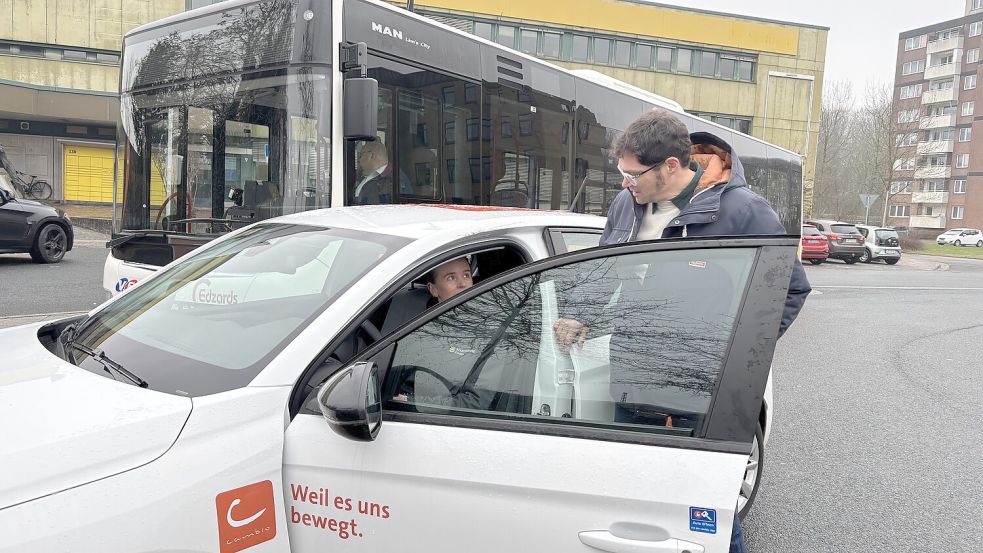 Carsharing ist einfach: Das demonstrieren Kira van Detten (SVE) und Fleming Erdwiens (Cambio). Foto: Schuurman