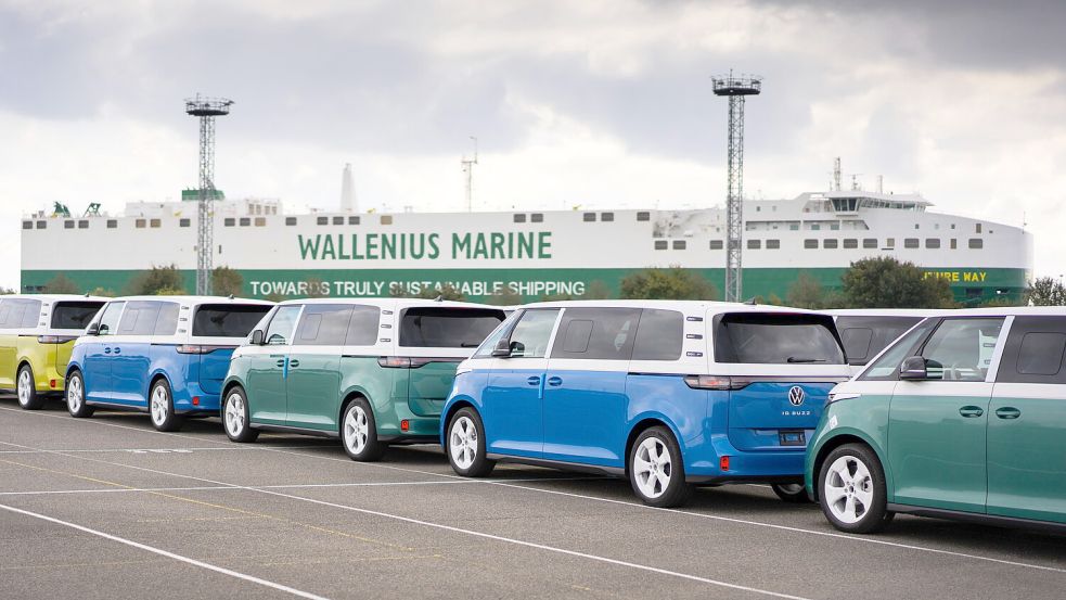 Exemplare des VW-Elektro-Bullis „ID Buzz“ stehen im Emder Hafen vor dem neuen Autotransporter „Future Way“ der schwedischen Reederei Wallenius. Foto: Autoport Emden GmbH