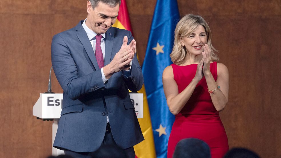 Freuen sich über den innovativen Gesetzesentwurf: Pedro Sanchez, amtierender Ministerpräsident von Spanien, und seine Arbeitsministerin Yolanda Diaz. Hier bei der Regierungsbildung im Oktober 2023. Foto: dpa/Eduardo Parra