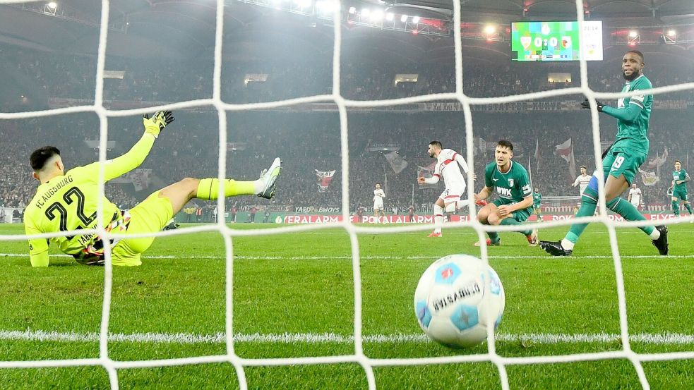 Der FC Augsburg kann das 1:0 durch Deniz Undav nicht verhindern. Foto: Tom Weller/dpa