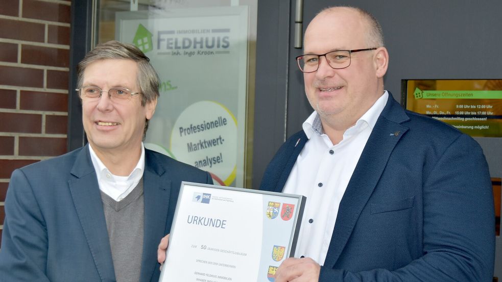 Reinhard Hegewald (links) von der Industrie- und Handelskammer überreichte Ingo Kroon die Urkunde zum 50-jährigen Betriebsjubiläum. Foto: Prins