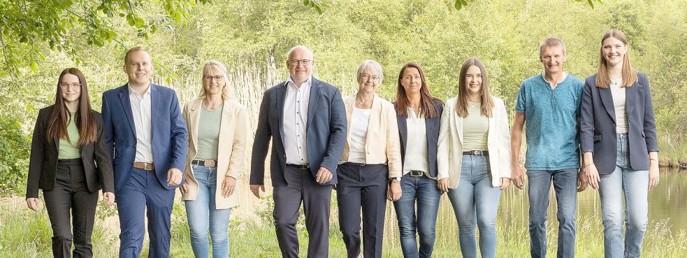 Das Team von Feldhuis Immobilien (von links): Vivien Felten, Mathias Meinen, Ulrike Werker, Ingo Kroon, Gerlinde Kramer, Carmen Eickhoff, Leonie Ohlrich, Gerd de Freese und Maike Rademacher. Foto: Fotostudio Scheiwe