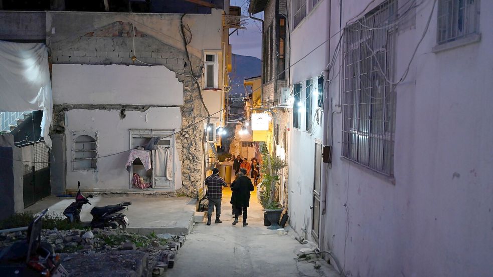 Die kleine Tanzbar Rosinante in der zerstörten Altstadt bietet den in der Stadt Verbliebenen einen Zufluchtsort in der sonst in Trümmern liegenden Altstadt, Foto: Anne Pollmann/dpa