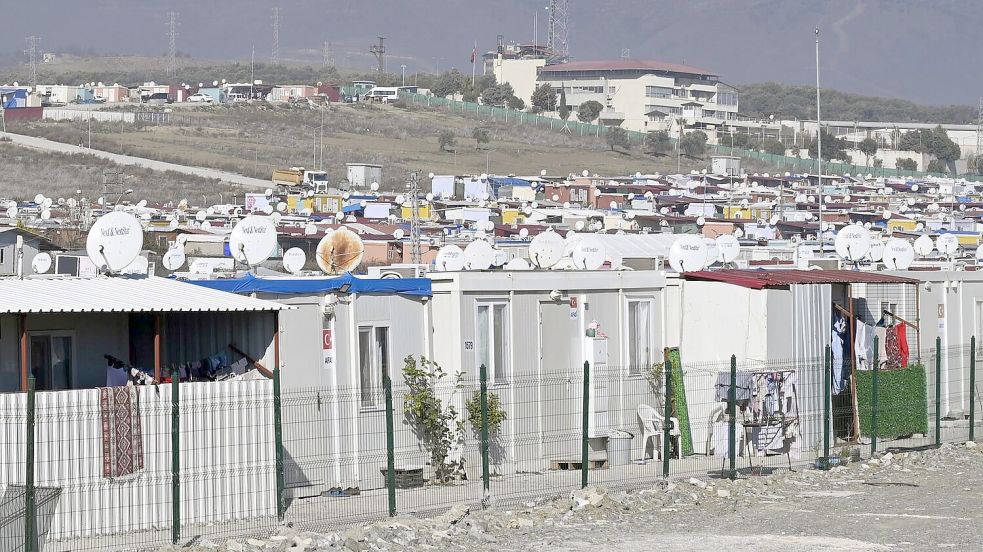 Zwei Jahre nach den verheerenden Erdbeben in der Türkei leben weiter Zehntausende Menschen in Containern. Foto: Anne Pollmann/dpa