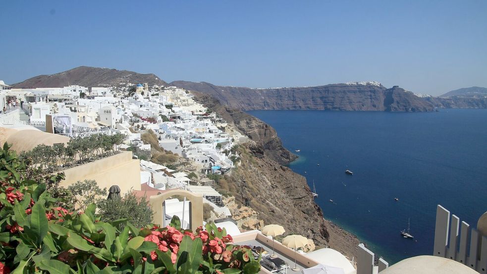 Blick auf das Häusermeer der griechischen Insel Santorini. Foto: Cindy Riechau/dpa