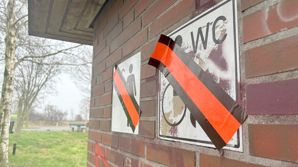 Die Toiletten am Rastplatz sind gesperrt. Foto: Vogt