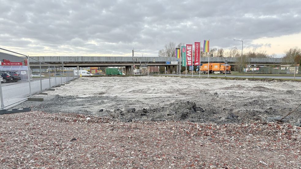 Baustart noch nicht in Sicht, doch dort soll noch in diesem Jahr der erste KFC Ostfrieslands eröffnet werden: das Grundstück in Harsweg. Foto: Schuurman