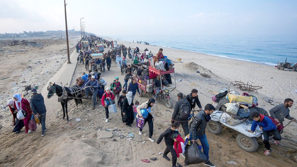 Vertriebene Palästinenser kehren in ihre weitgehend zerstörten Wohnorte zurück. (Archivbild) Foto: Abdel Kareem Hana/AP/dpa