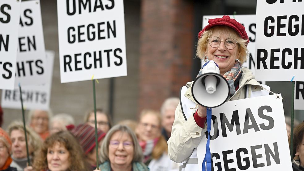 Mechtilde Schratz bei einer Demo der Omas gegen rechts. Sie ist Pressesprecherin der Omas im Landkreis Leer. Foto: Penning/dpa