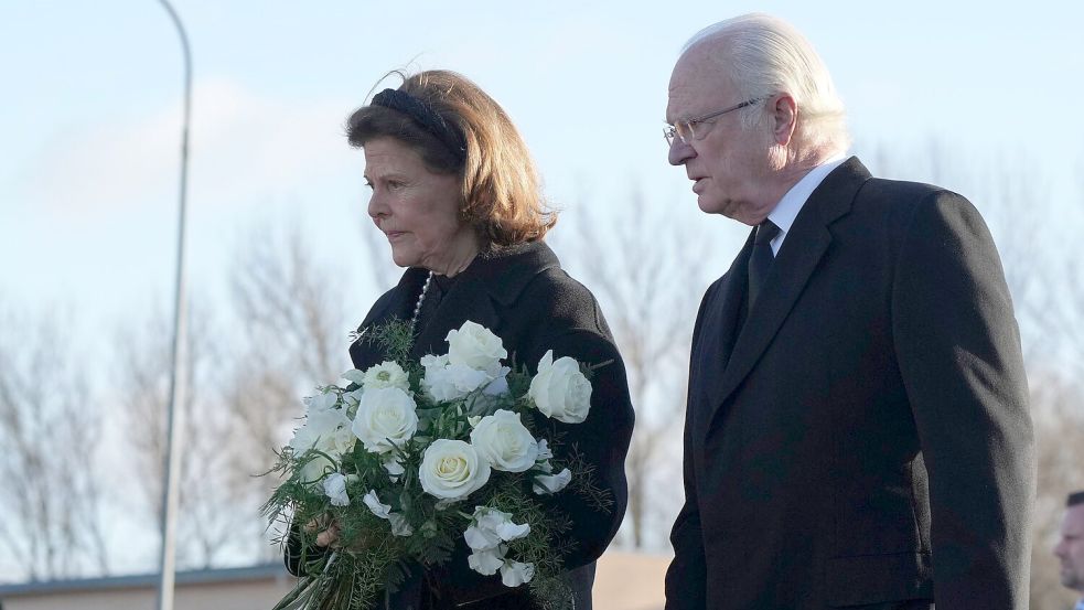 Das Königspaar legt in Örebro Blumen nieder. Foto: Sergei Grits/AP/dpa