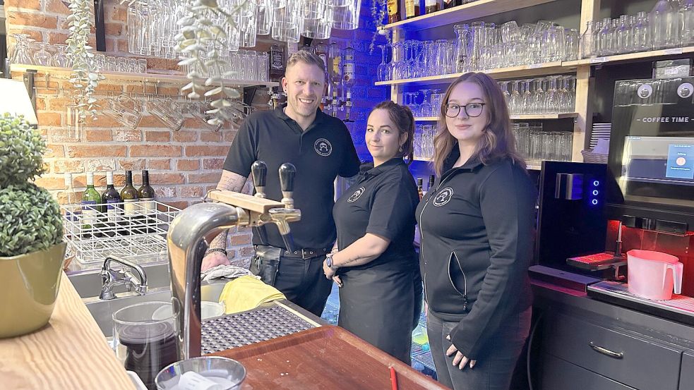 Dennis Janssen, Svenja Müller (Mitte) und Aylin Meyer kümmern sich im Restaurant und Café Osterburg um das Wohl der Gäste. Foto: Tomé