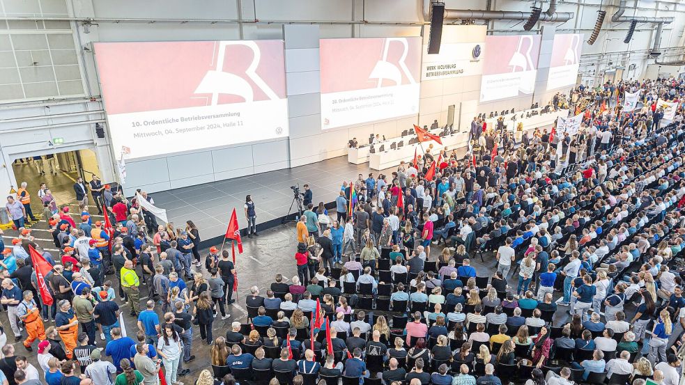 Bei der VW-Betriebsversammlung im September hatten Mitarbeiter noch gegen die Sparpläne des Konzerns protestiert. (Archivfoto) Foto: Moritz Frankenberg/dpa Pool/dpa