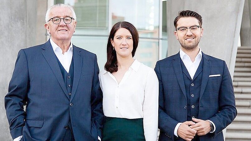 Bestellen nicht mehr bei Böttcher: Otto, Dr. Sarah und Jan Oskar Höffmann (von links) beenden die Zusammenarbeit mit dem Groß- und Versandhändler in Jena. Foto: Höffmann & Partner