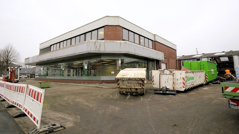 Es tut sich etwas am ehemaligen Autohaus Südema in Wiesmoor. Der neue Eigentümer lässt entrümpeln. Foto: Böning