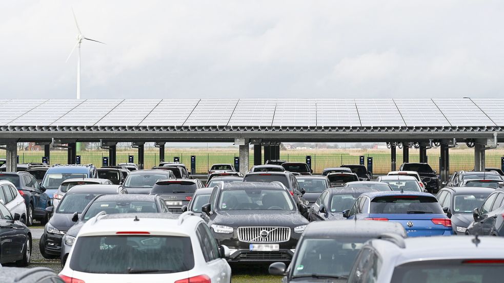 Auf dem Parkplatz der Reederei Frisia in Norddeich stehen die Autos unter Solardächern. Foto: DPA