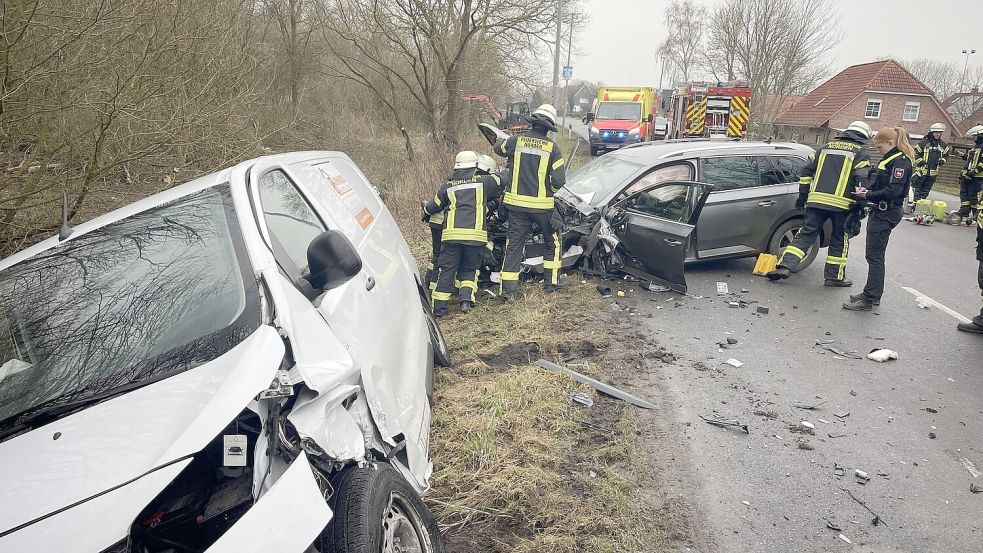 Die Fahrzeuge wurden stark beschädigt. Foto: Feuerwehr