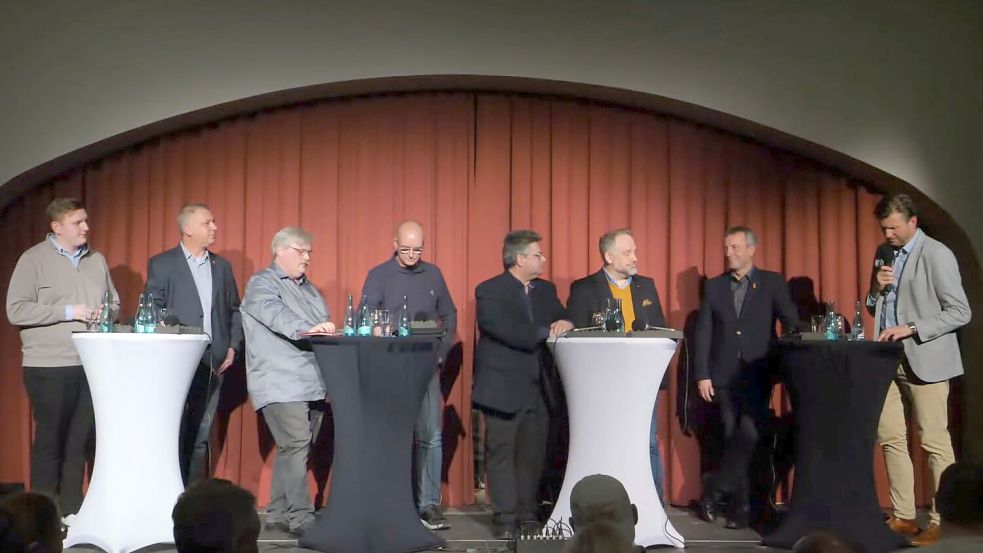 Die Kandidaten auf dem Podium im Auricher Güterschuppen.