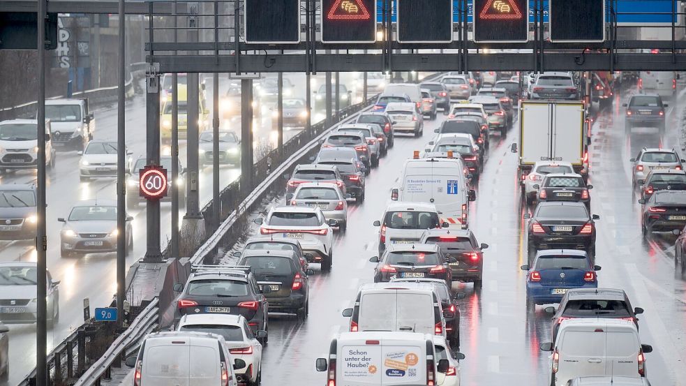 Stau auf der Autobahn 100 in Berlin. (Archivbild) Foto: Sebastian Christoph Gollnow/dpa