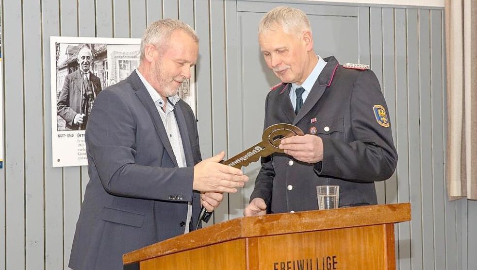 Hintes Bürgermeister Uwe Redenius (links) überreicht Ortsbrandmeister Heyko Meints einen symbolischen Fahrzeugschlüssel. Foto: privat