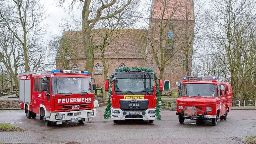 Eingerahmt von seinen Vorgängern präsentiert sich das neue Löschfahrzeug mit Girlanden geschmückt. Foto: privat