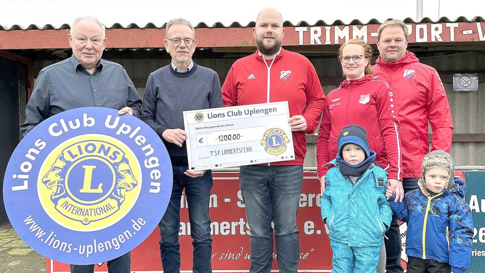 Einer der Nutznießer der Pfandbon-Aktion in Uplengen ist der TSV Lammertsfehn. Zur Übergabe eines symbolischen Schecks über 1200 Euro trafen sich (von links) Ayelt Peters, Präsident des Lions-Clubs Uplengen, Achim Gerdes, Vorsitzender des Lions-Fördervereins, TSV-Jugendtrainer Julian Düring, Jugendtrainerin Antje Ehlers mit ihren Kindern Okke und Janne sowie TSV-Vorsitzender Gunnar Hein. Foto: privat