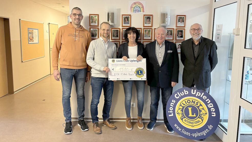 Scheckübergabe bei der Kita (von links): Stefan Taute und Stefan Rabenberg (Förderverein Kita St. Martin) und Meike Salge (Leiterin des Familienzentrums) trafen sich mit den Lions Ayelt Peters und Dr. Jürgen Dänekas. Foto: privat