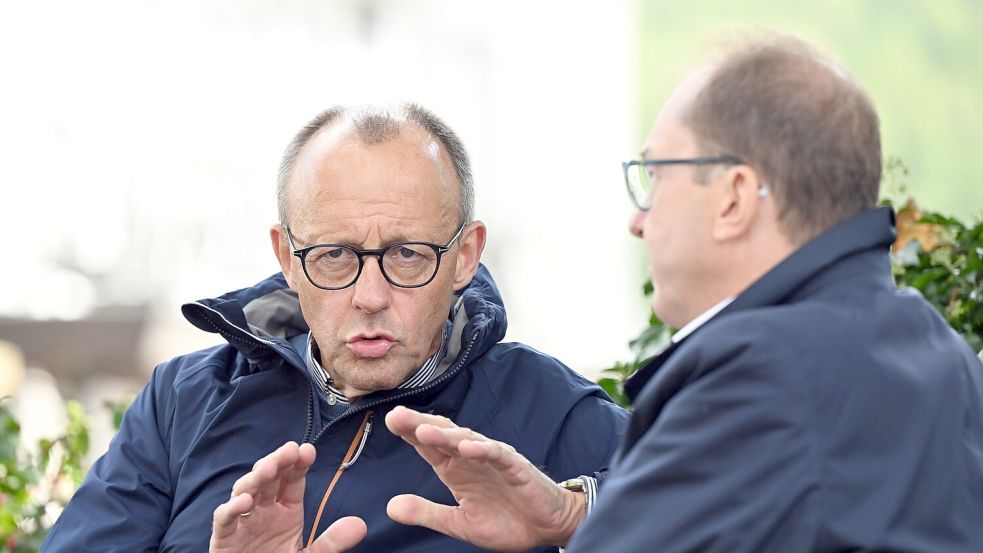 Im Winterwahlkampf muss man schon mal den Mantelkragen hochklappen - so wie es hier Friedrich Merz im Gespräch mit Alexander Dobrindt (CSU) tut. Foto: Federico Gambarini/dpa