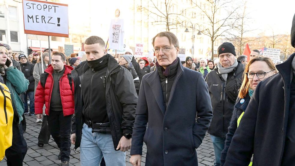 Karl Lauterbach hat sich für den Winterwahlkampf extra einen neuen Mantel gekauft (Archivbild). Foto: Roberto Pfeil/dpa