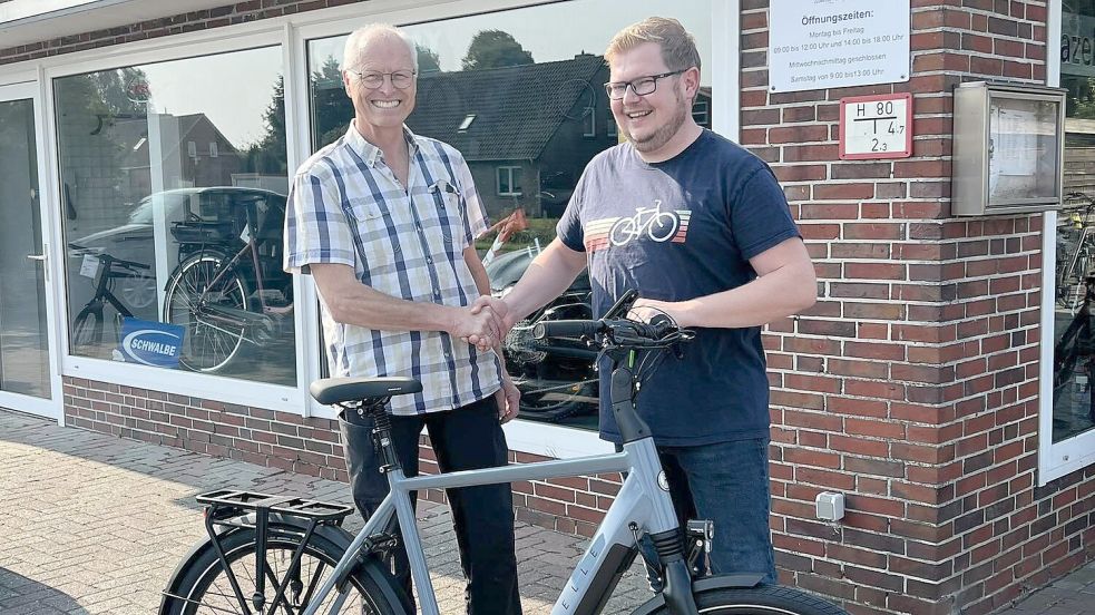 Focko Lay (rechts) hat das Zweirad-Fachgeschäft an der Westerwieke 24 in Jheringsfehn von Theo Erlenborn übernommen. Foto: privat