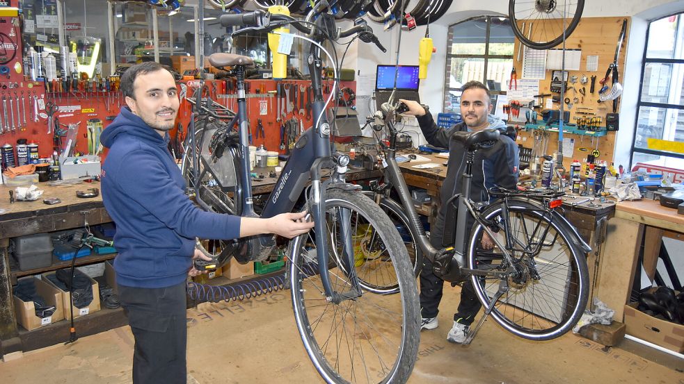 Viel Wert wird in „Theo’s Bikeschmiede“ auf den Service gelegt. Das Foto zeigt das Werkstatt-Team. Fotos (3): Rull