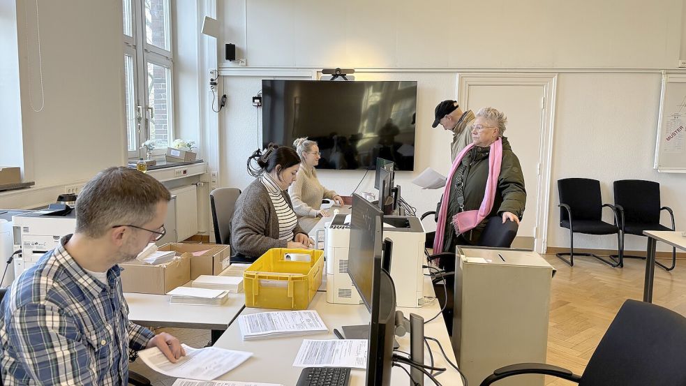 Gut besetzt und ständiger Lauf: das Briefwahlbüro in Emden. Foto: Schuurman