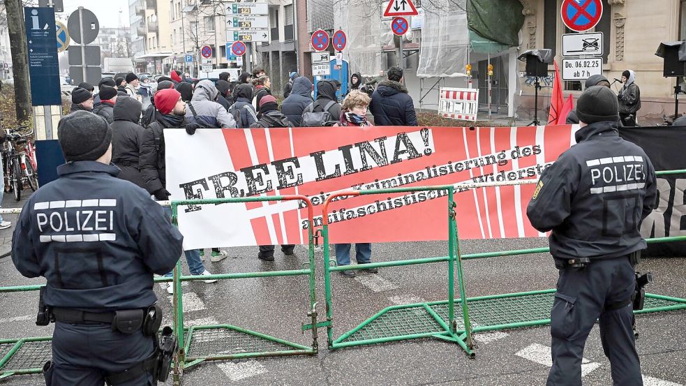 Vor dem BGH haben sich Sympathisanten zu einer Solidaritätskundgebung versammelt. Foto: Uli Deck/dpa