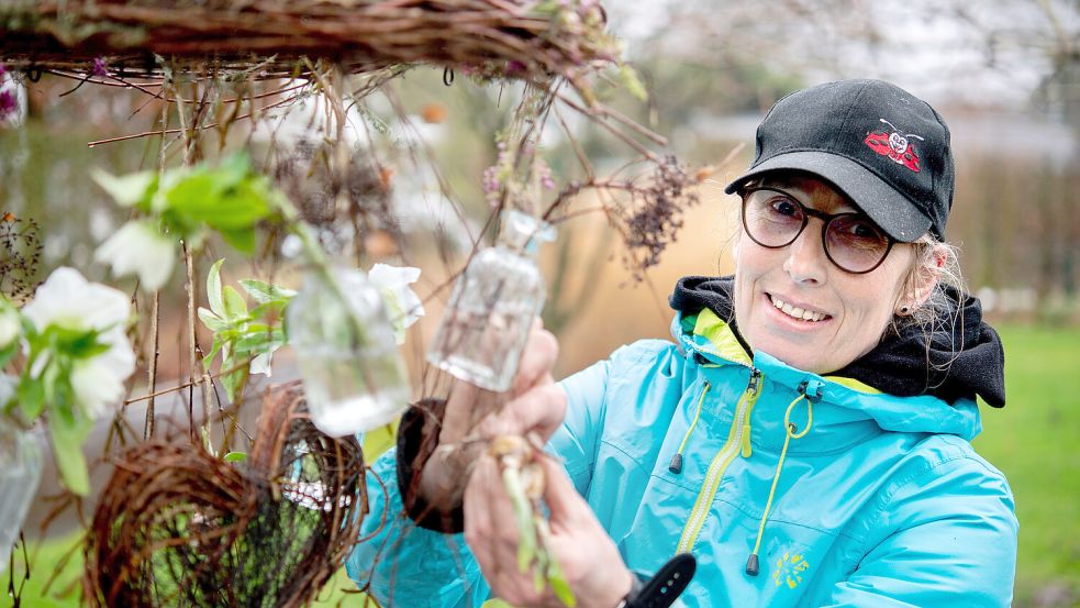 Bei der „Winterblüte im Park der Gärten“ ist auch die Floristin Silke Röseler dabei. Foto: Dittrich/dpa