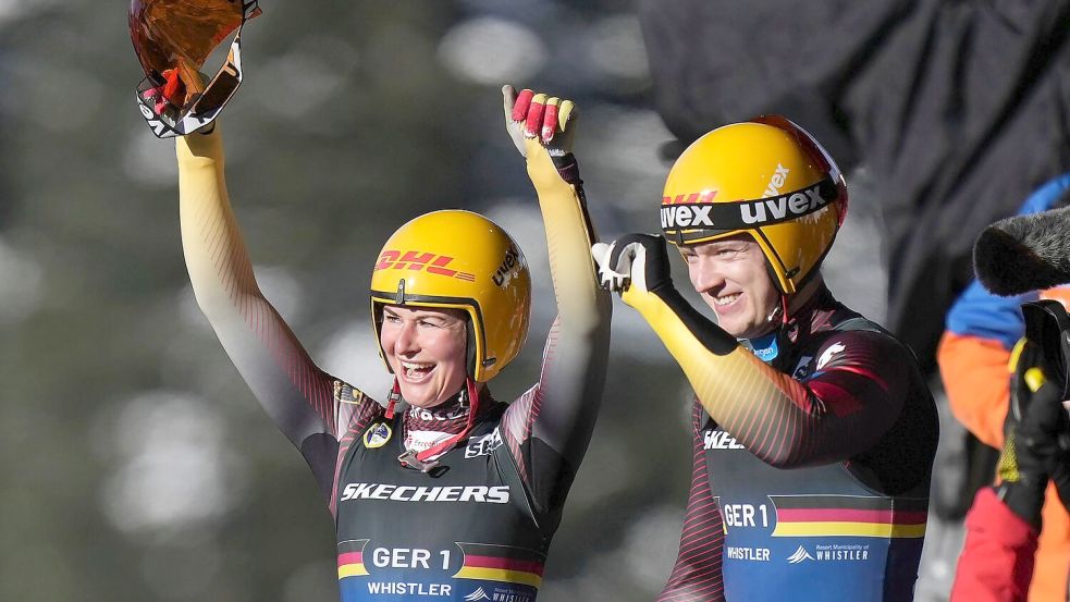 Julia Taubitz (l) und Max Langenhan holen das Premieren-Gold im Mixed-Einzelwettbewerb. Foto: DARRYL DYCK/The Canadian Press/AP/dpa