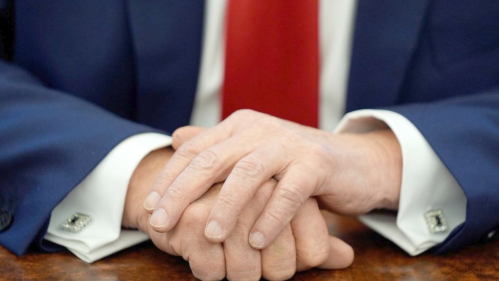 Was unterzeichnen diese Hände als Nächstes? Die US-Präsidentschaft Donald Trumps schürt Befürchtungen in der deutschen Wirtschaft. (Symbolbild) Foto: Evan Vucci/AP/dpa