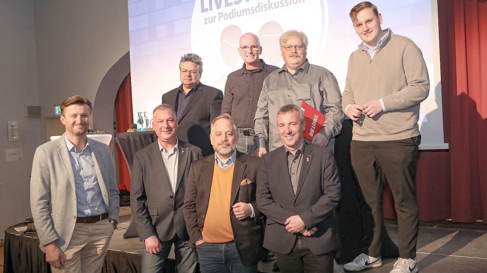 Sie diskutierten auf dem Podium (vordere Reihe von links): ON-Chefredakteur Stephan Schmidt, Detlev Krüger (parteilos), Dr. Joachim Kleen (CDU) und Johann Saathoff (SPD) sowie (hintere Reihe von links) Gunnar Ott (Grüne), Diedrich Kleen (Tierschutzpartei), Johann Erdwiens (Linke) und Hendrik Hartmann (FDP).Foto: Romuald Banik