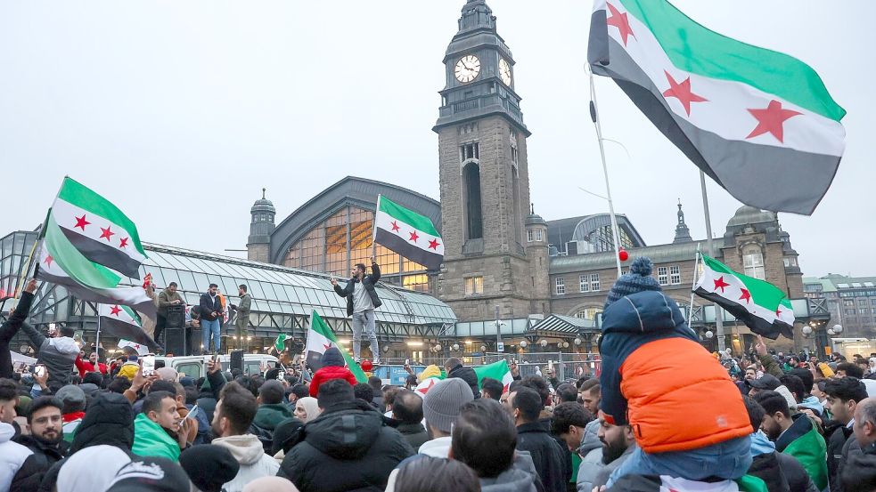 Den Sturz des syrischen Machthabers, Baschar al-Assad, feierten Syrerinnen und Syrer auch in Deutschland. Foto: Bodo Marks/dpa