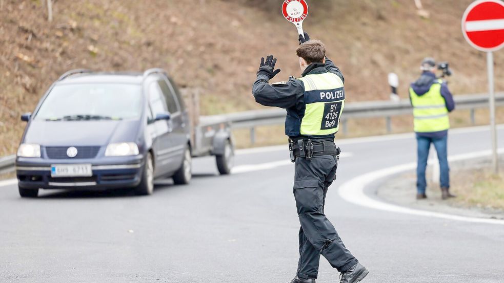 Seit September gibt es stationäre Kontrollen an allen deutschen Landgrenzen. (Archivbild) Foto: Daniel Löb/dpa