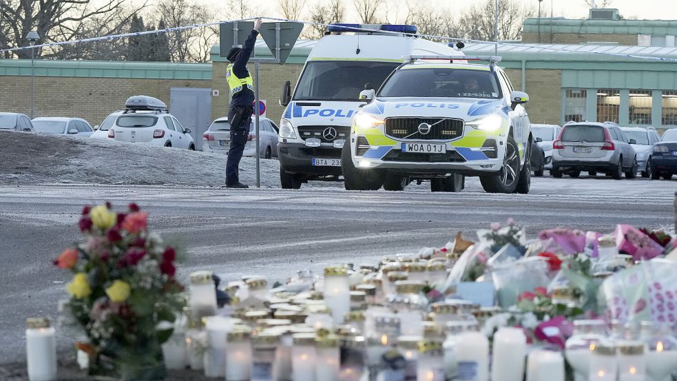 Zehn Menschen kamen bei einer Schießerei in einer Bildungsstätte für Erwachsene im schwedischen Örebro ums Leben. Doch aufgeklärt ist die Tat noch lange nicht. Foto: dpa/Sergei Grits