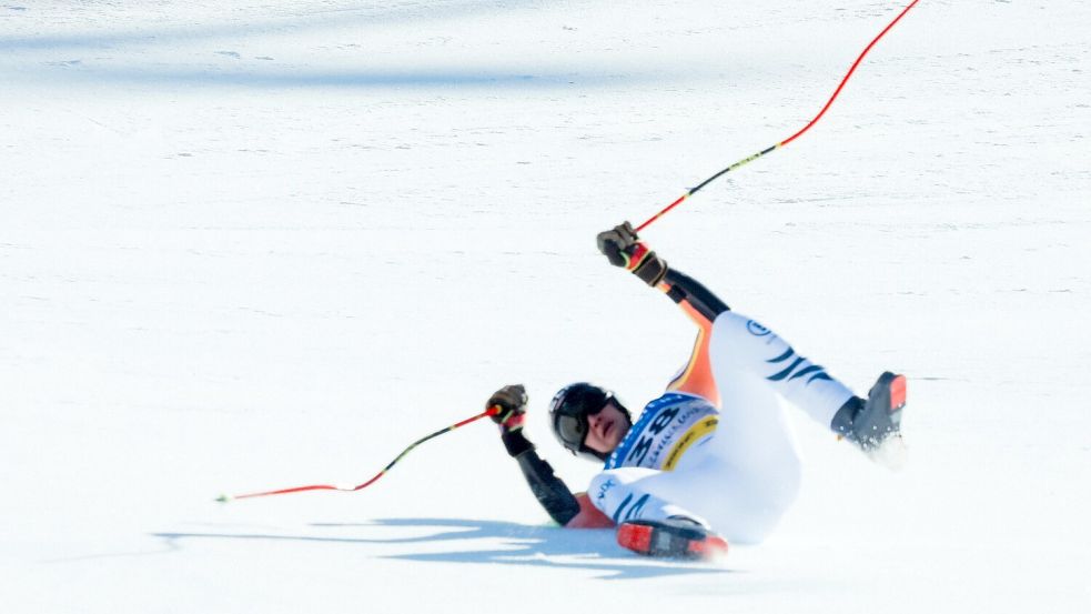 Stürzte spektakulär und kam ohne Ski in den Zielraum: Luis Vogt. Foto: Jens Büttner/dpa