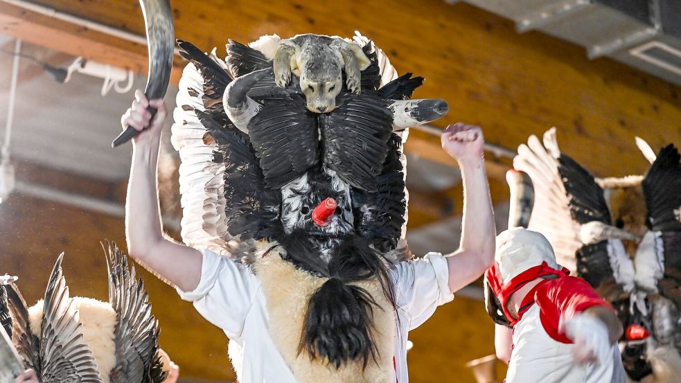 Zum Klaasohm-Fest auf Borkum gehörte bis zum vergangenen Jahr das Schlagen von Frauen mit Kuhhörnern. (Archivbild) Foto: Lars Penning/dpa