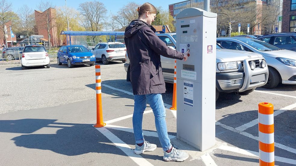 Das Parken auf öffentlichen Stellplätzen in Emden ist bislang nur in bestimmten Bereichen kostenpflichtig – wie hier an der Pottgießerstraße. Das soll sich ändern. Foto: Hanssen/Archiv