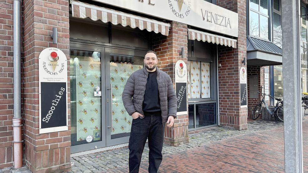 Der Neue im Eiscafé Venezia Zwischen beiden Märkten: Sario Harberts. Foto: Schuurman