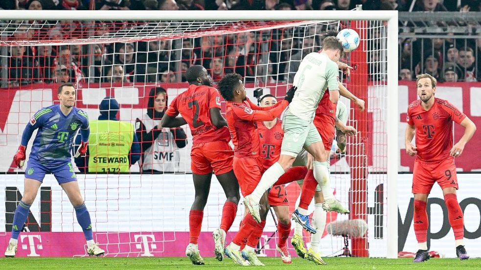 Offensiv fand Werder kaum statt, hier mal ein Kopfballversuch von Jens Stage. Foto: Sven Hoppe/dpa