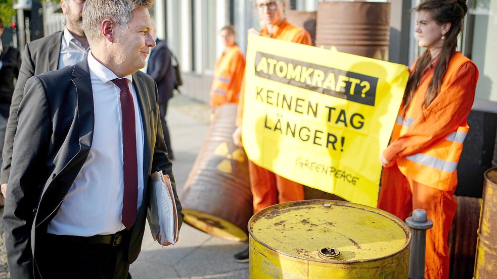 Robert Habeck versprach eine „ergebnisoffene Prüfung“. Jetzt wirft die Opposition ihm und seinem Ministerium Manipulation vor. Foto: dpa/Kay Nietfeld