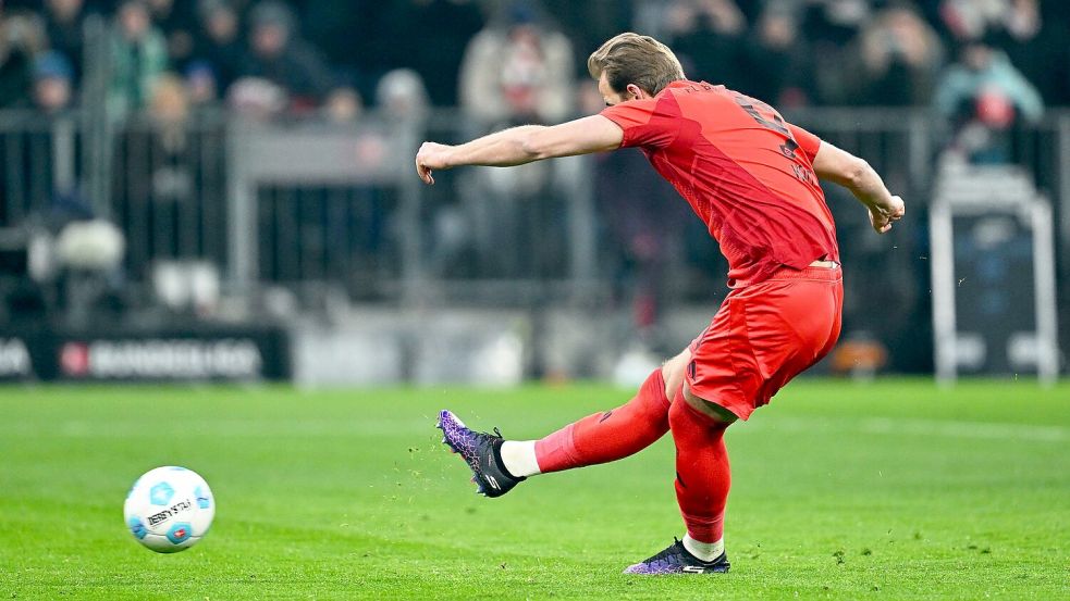 Harry Kane verwandelt Elfmeter Nummer 28 zum 1:0 gegen Bremen. Foto: Sven Hoppe/dpa