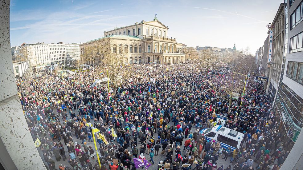 Auf dem Opernplatz in Hannover protestieren Menschen gegen Rechtsextremismus. Foto: Moritz Frankenberg/dpa