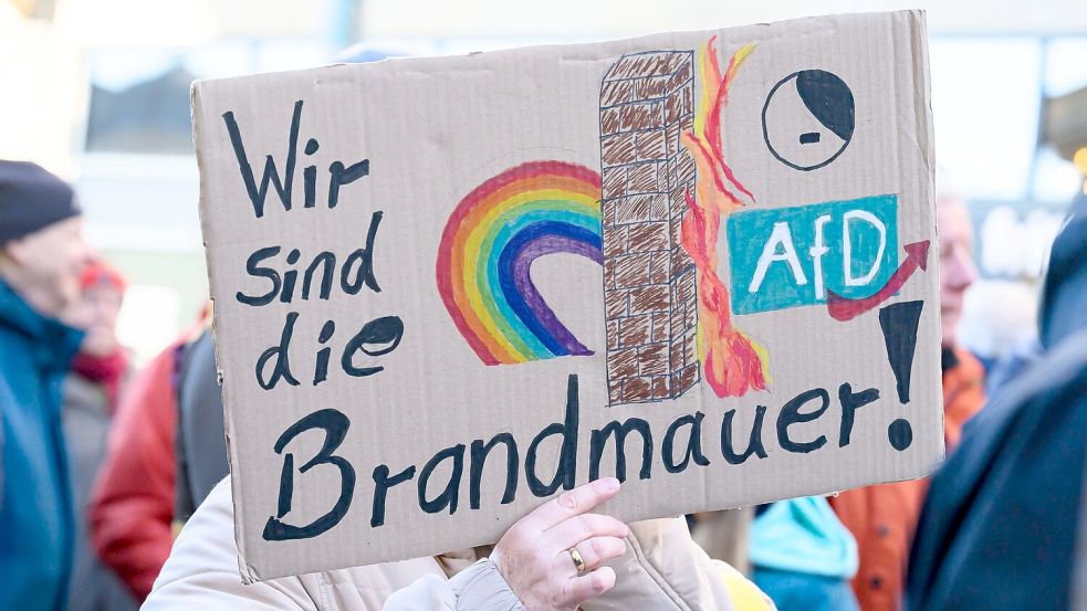 In Frankfurt erinnert eine Demonstrantin an die Brandmauer. Foto: Salome Roessler/dpa