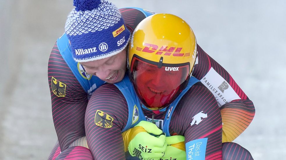 Freude pur: Felix Loch und Mach Langenhan (vorne) freuen sich über Gold und Silber. Foto: Darryl Dyck/The Canadian Press/AP/dpa