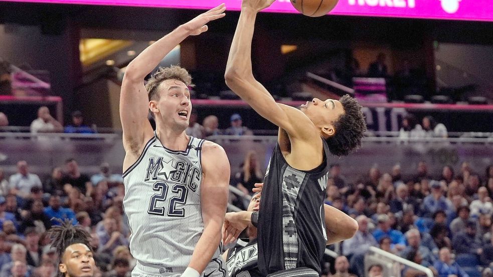 Franz Wagner (l) führte die Orlando Magic zum Erfolg gegen die San Antonio Spurs um Victor Wembanyama. Foto: John Raoux/AP/dpa